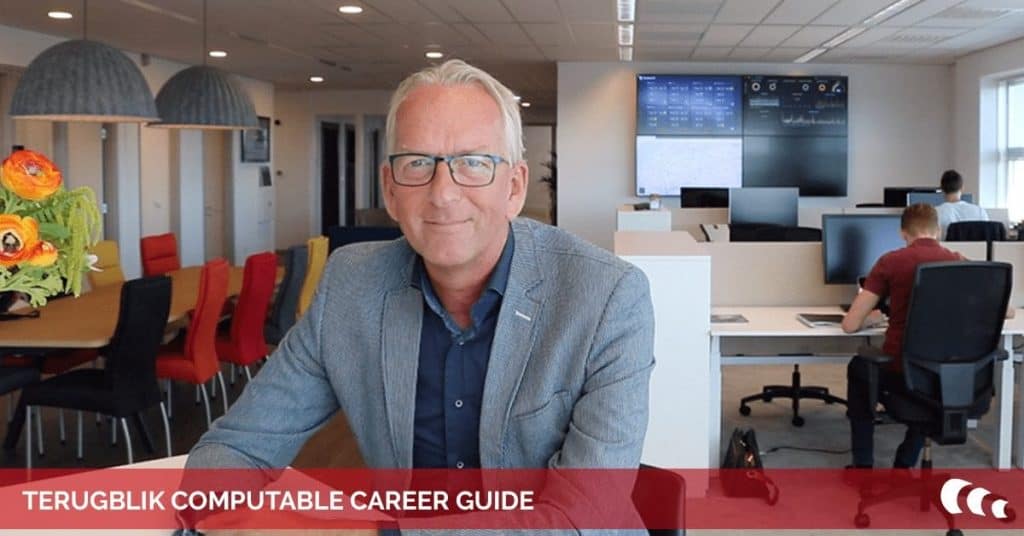 Foto van Flip Houtman die aan een bureau.