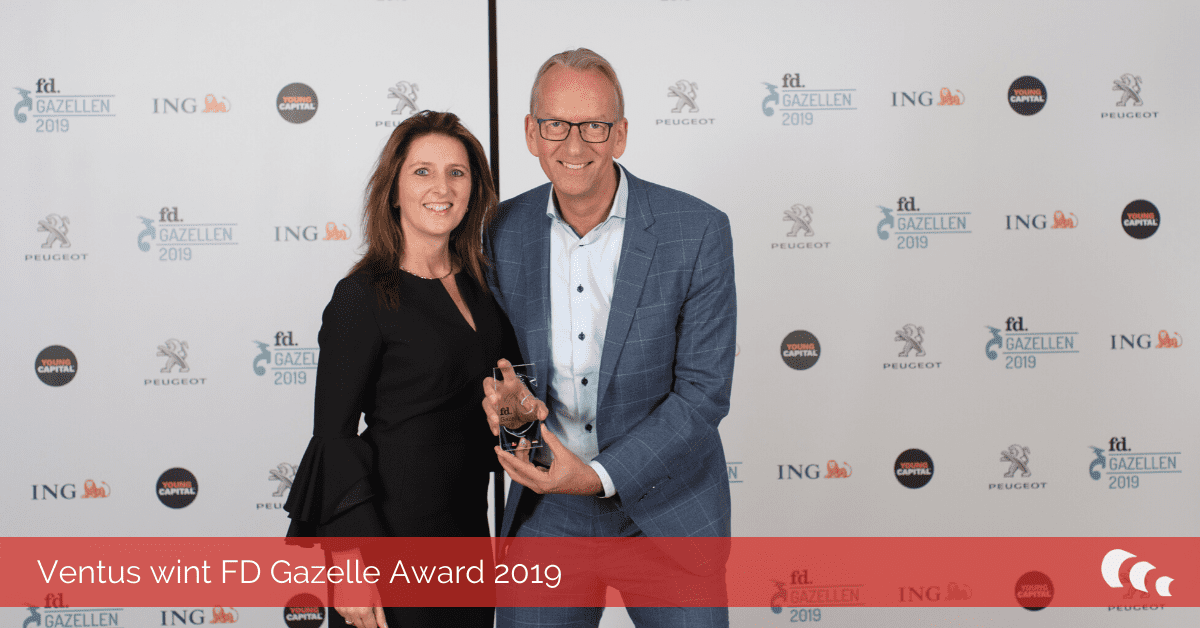 Foto van Sandra ter Horst en Flip Houtman die het FD Gazelle Award 2019 in ontvangst nemen