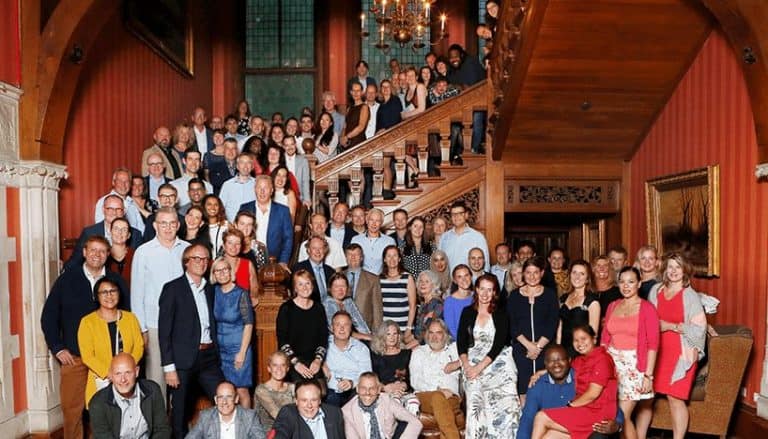 Groepsfoto van alle Ventus collega's en hun partners