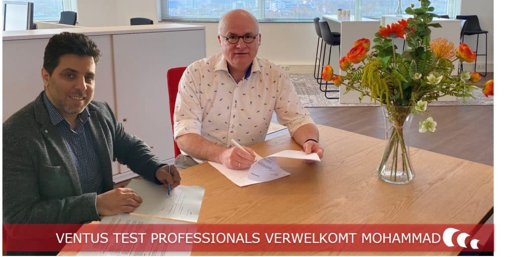 Contractondertekening tussen links Mohammad Samarbaksh en rechts Jeroen Bijl