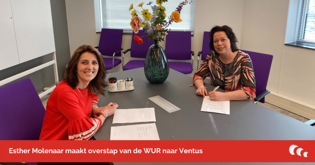 Contractondertekening tussen links Sandra ter Horst en rechts Esther Molenaar