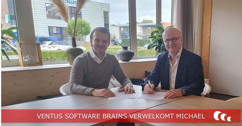 Michael Bakker en Jeroen Bijl ondertekenen arbeidscontract