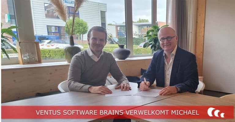 Michael Bakker en Jeroen Bijl ondertekenen arbeidscontract