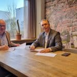 Jeroen Bijl en Marten Neuteboom ondertekenen de arbeidsovereenkomst