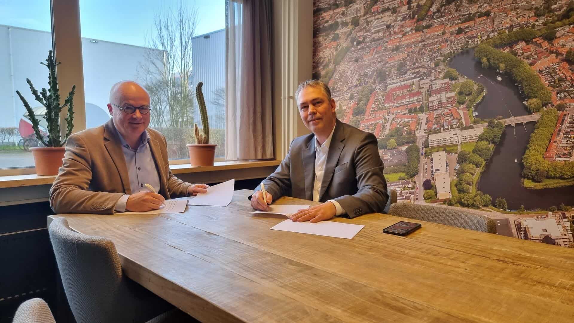 Jeroen Bijl en Marten Neuteboom ondertekenen de arbeidsovereenkomst