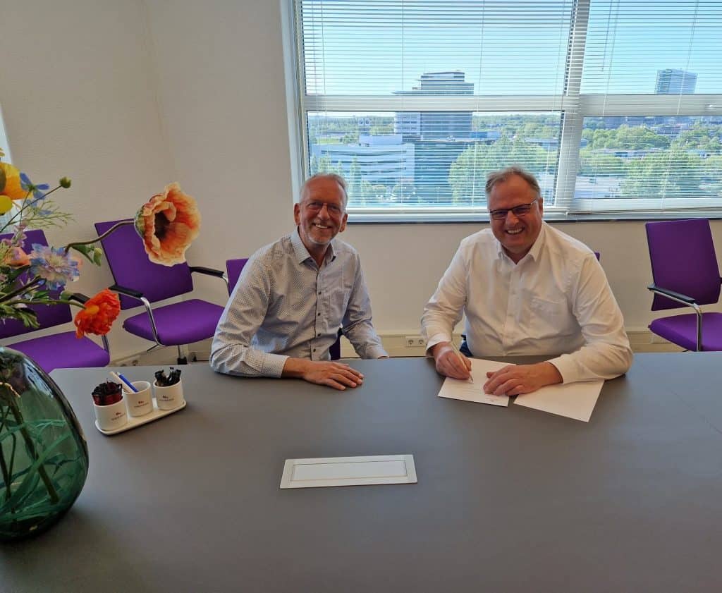 Contractondertekening tussen Flip Houtman en Bart Mol