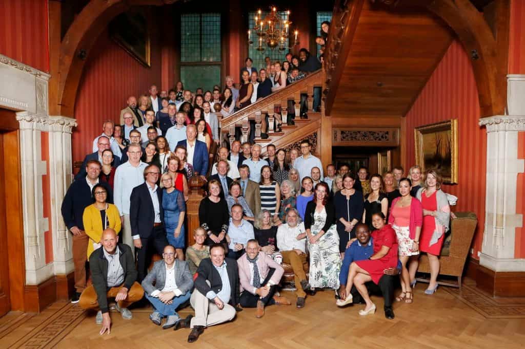 Groepsfoto van Ventus in een trappenhuis van een kasteel