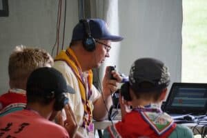 Robert Elsinga leert kinderen hoe ze moeten zenden bij de scouting