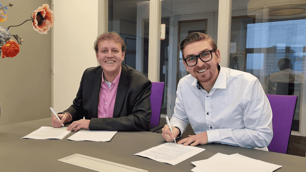 Contractondertekening Edwin Koose en Kenneth Smit