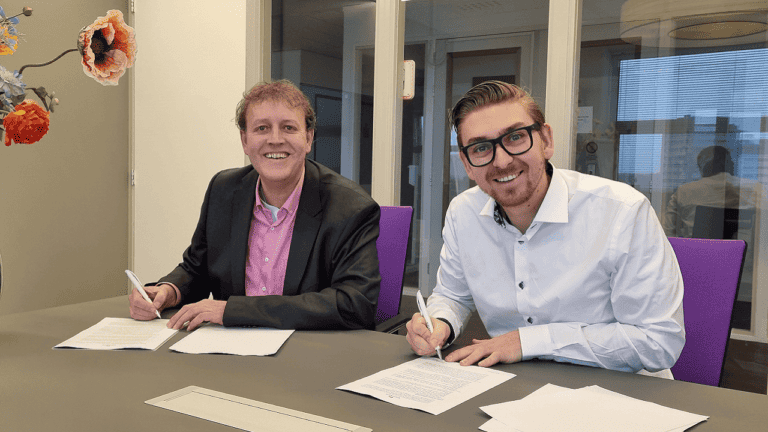 Contractondertekening Edwin Koose en Kenneth Smit