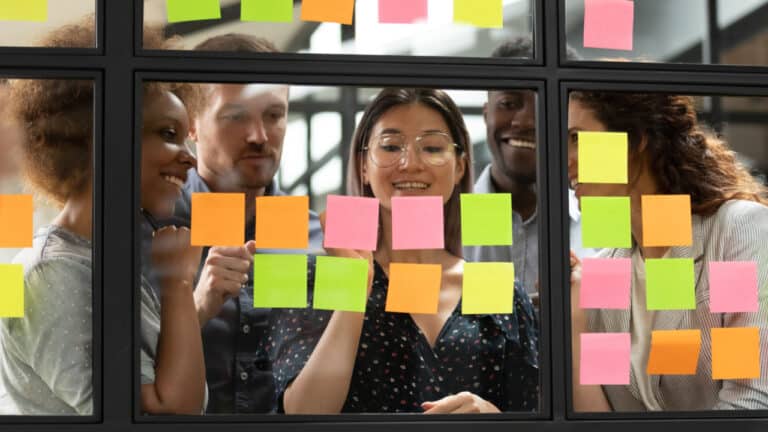 Overleg tussen verschillende mensen op Agile manier