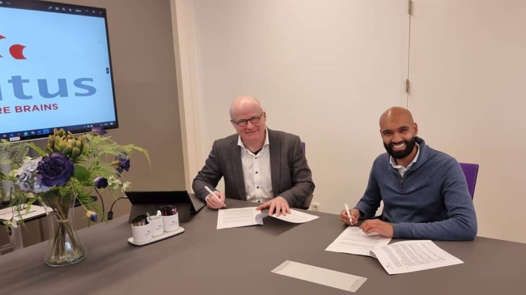 Anish Bisnajak ondertekent zijn contract samen met Jeroen Bijl