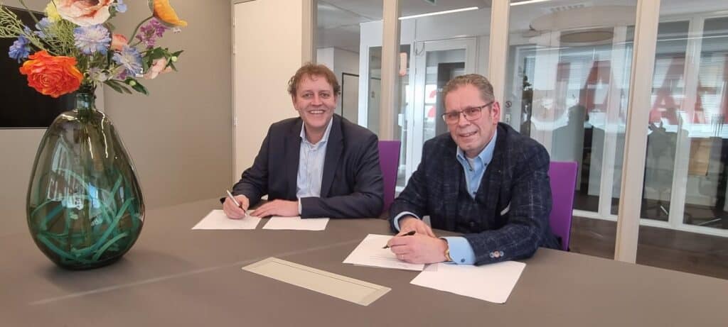 Contractondertekening Edwin Koose en Henk Keller