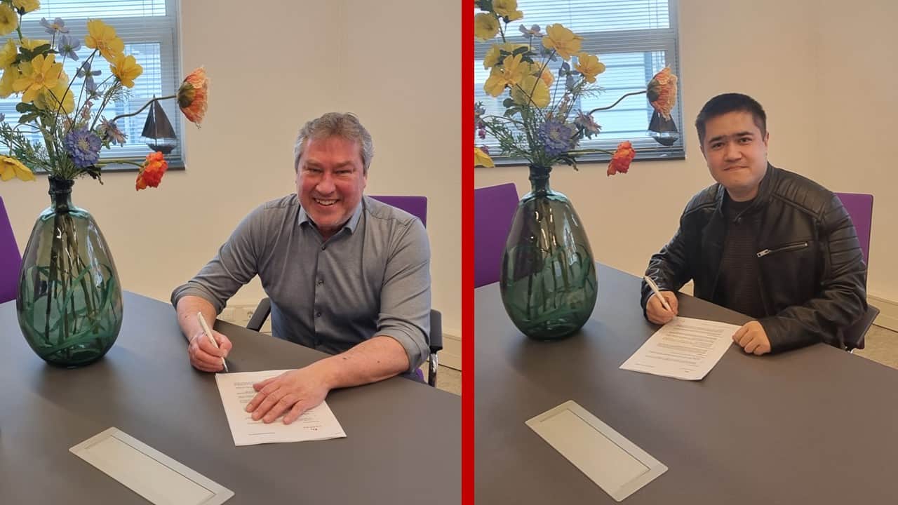 Robert Spaans en Rehmetjan Alblikim ondertekenen contract