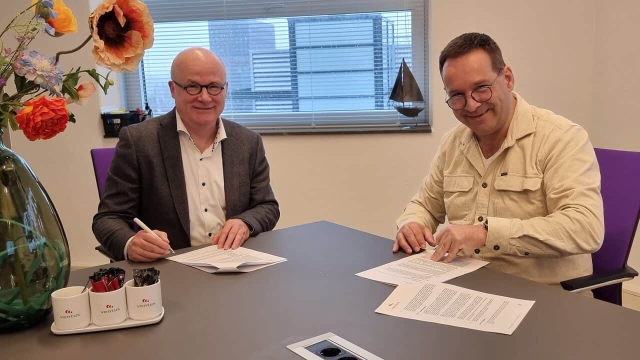 Martin van Reenen ondertekent zijn contract met Jeroen Bijl.