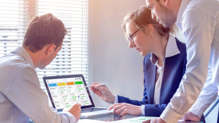 Drie professionals werken via het scaled agile framework.