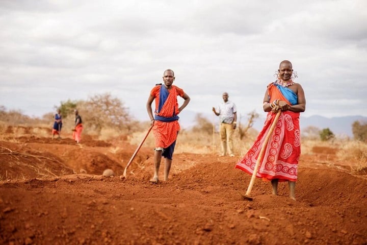 Vrijwilligers van JustDiggit scheppen in Olorikam Kenia.
