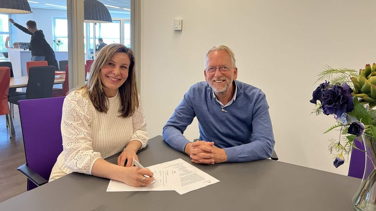 Operational projectmanager Danielle Looijmans ondertekent haar contract bij Ventus samen met directeur Flip Houtman.