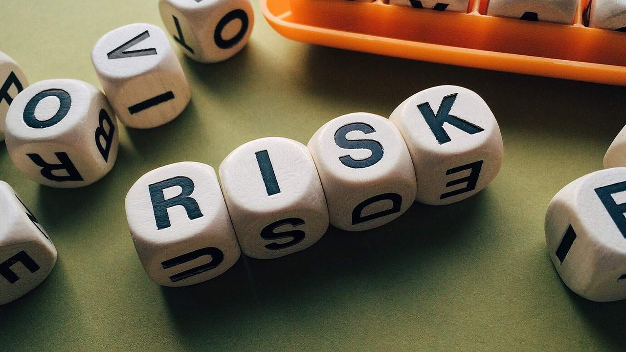 Het woord risk neergelegd in scrabble.