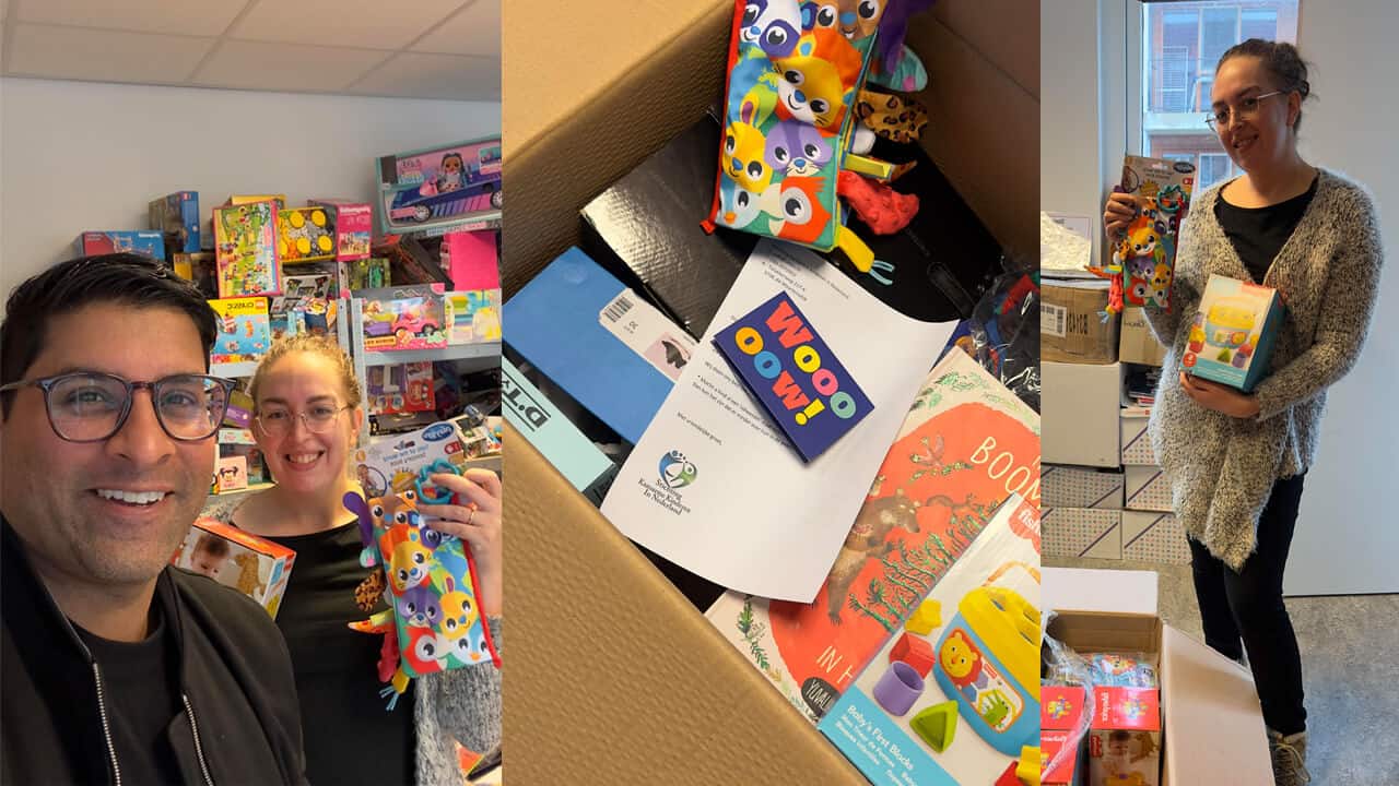 Ryan Rampursad geeft een doos vol speelgoed aan Stichting Kansarme Kinderen In Nederland.