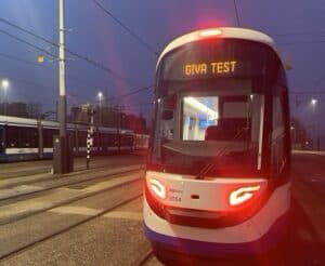 Foto van een GVB tram in de avond.