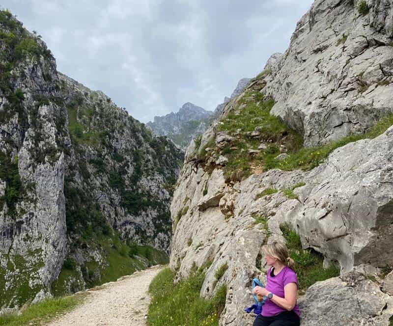 Transitiemanager Karin Lammers op reis en staat tussen de bergen.